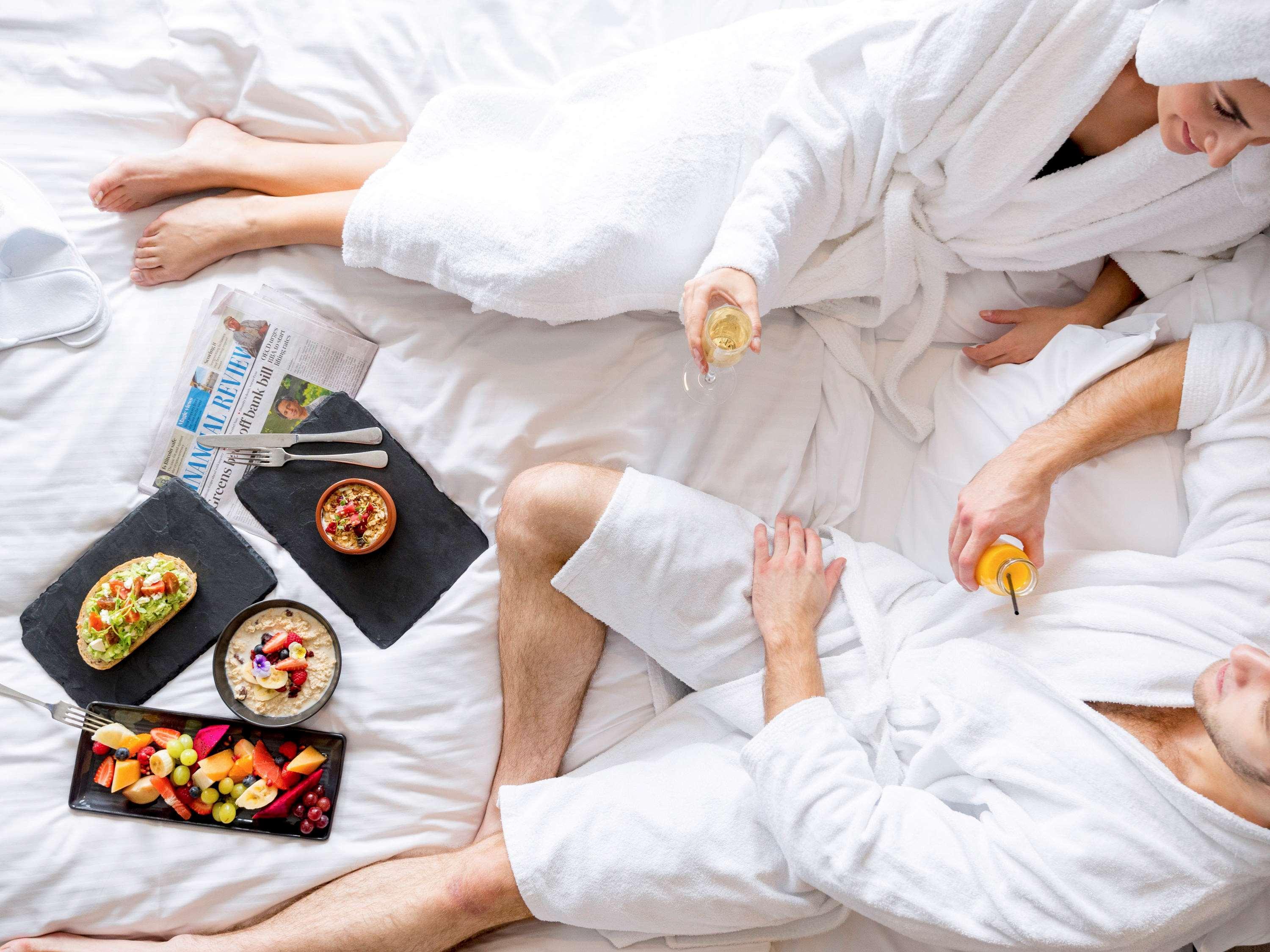 พูลแมน แอดเลด Hotel แอดิเลด ภายนอก รูปภาพ A couple relaxing at the spa