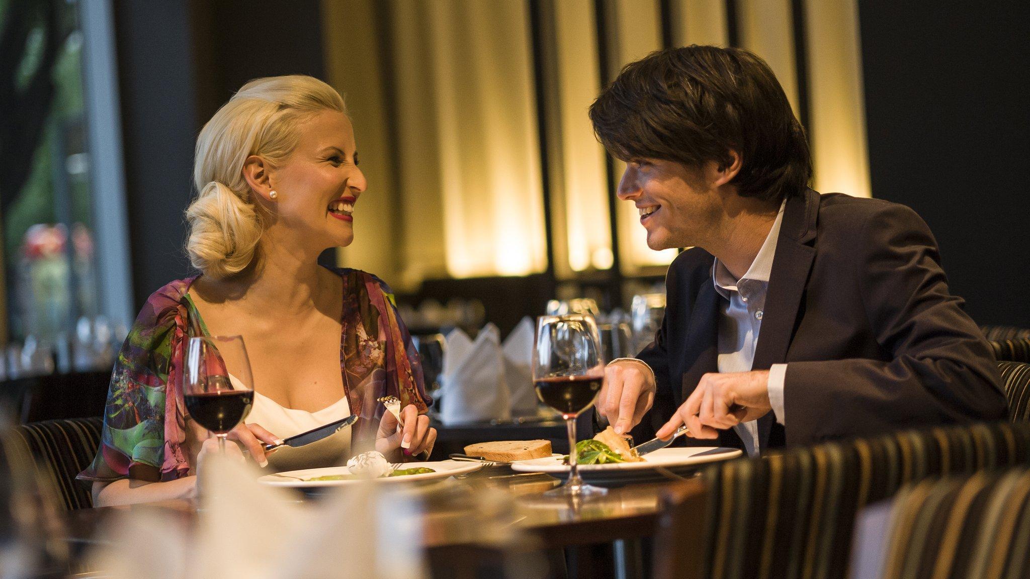 พูลแมน แอดเลด Hotel แอดิเลด ร้านอาหาร รูปภาพ A couple dining together