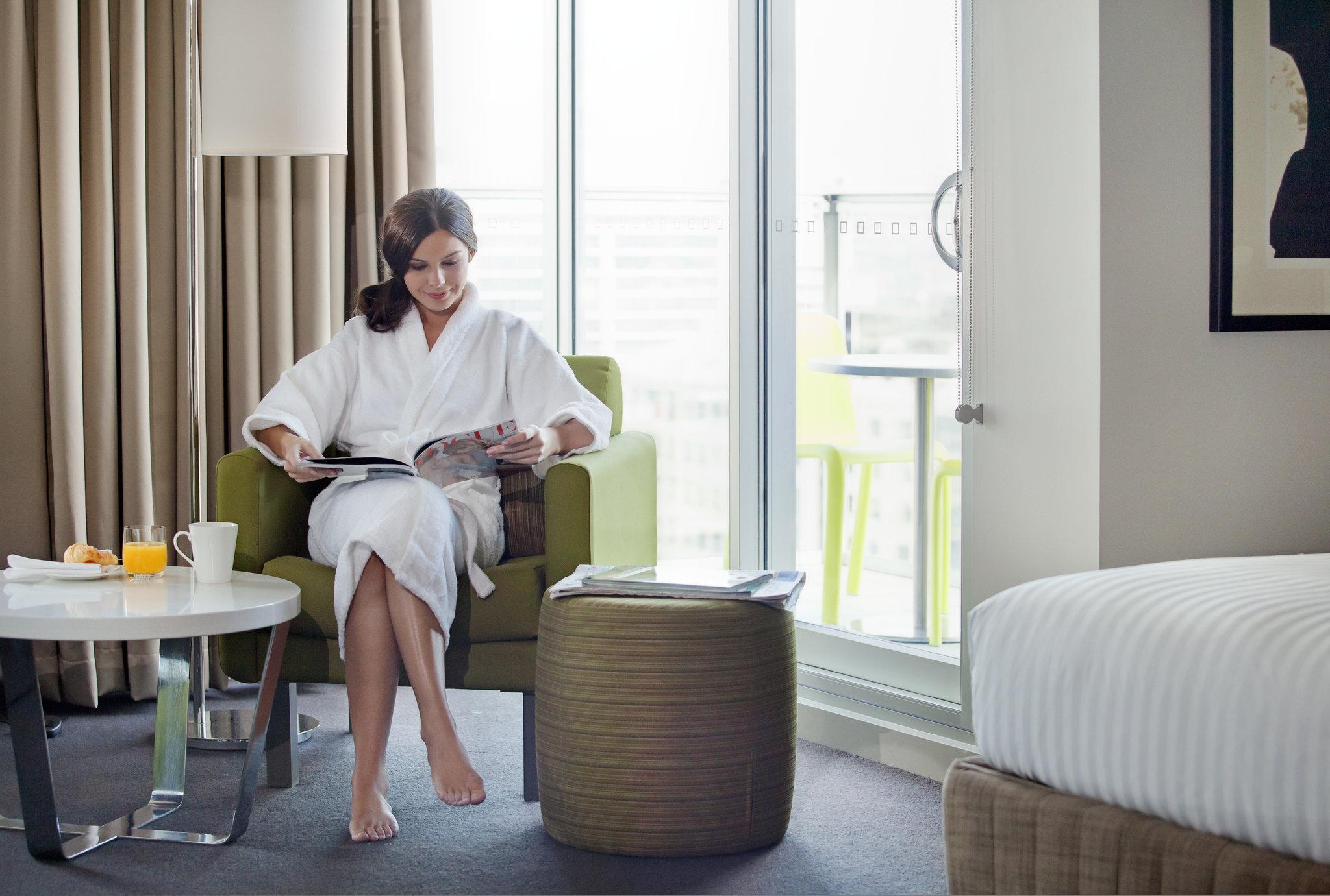พูลแมน แอดเลด Hotel แอดิเลด ภายนอก รูปภาพ A guest in a room at the hotel