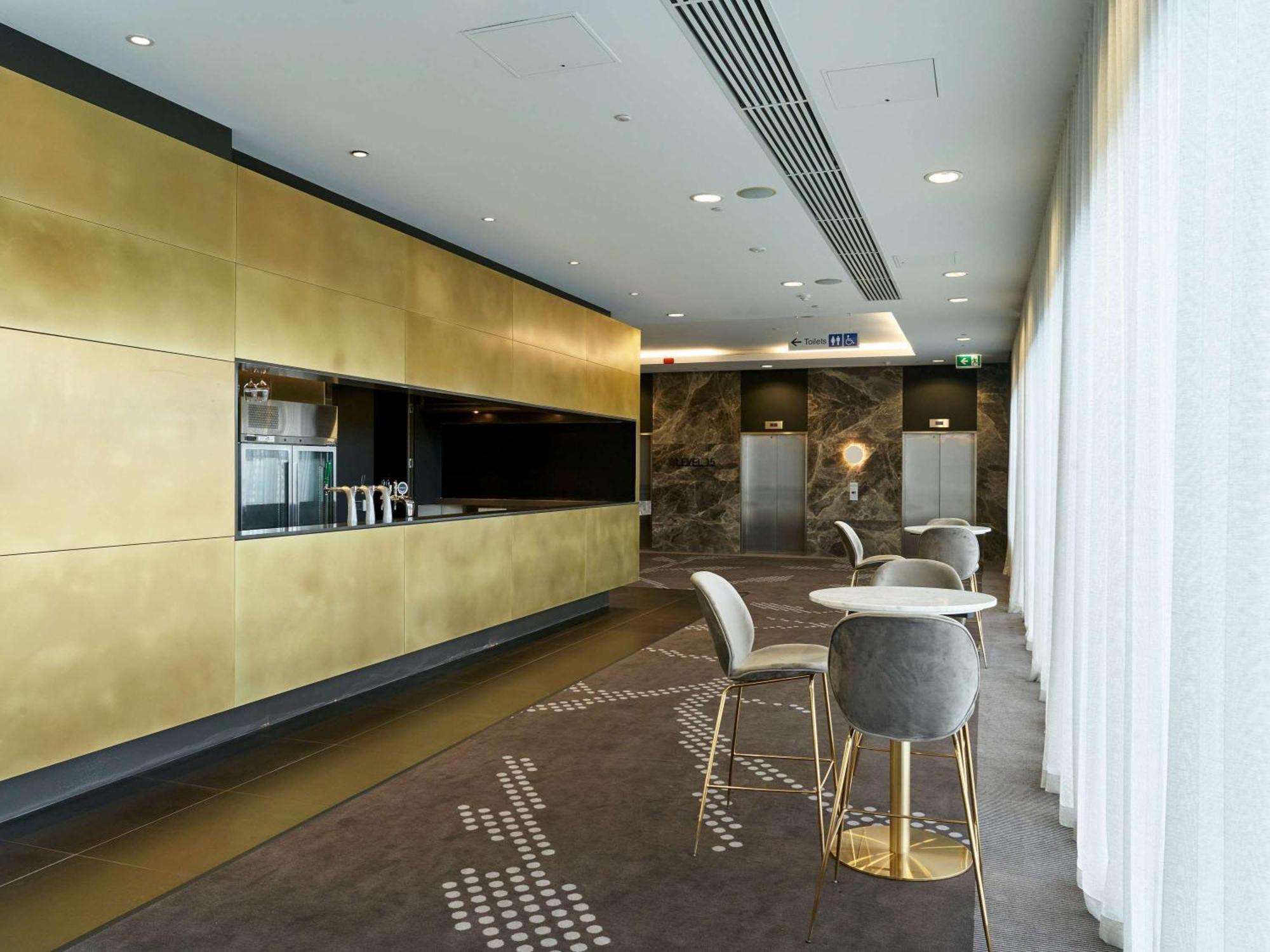พูลแมน แอดเลด Hotel แอดิเลด ภายนอก รูปภาพ The lounge at the airport