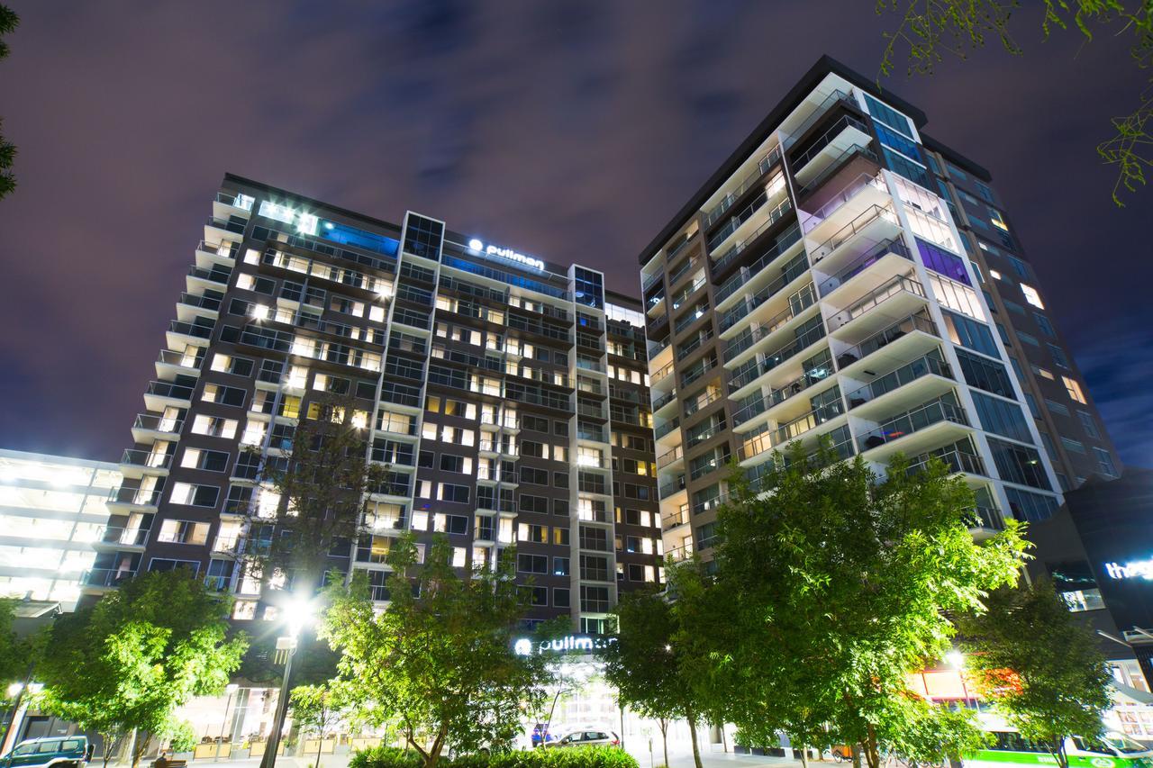 พูลแมน แอดเลด Hotel แอดิเลด ภายนอก รูปภาพ The apartment building at night